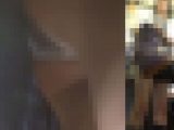 [★顔出し]パンチラ盗撮 制服女子 電車内でサテンの白パンツ激写