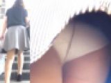 パンチラ盗撮 OLさん 白パンツがヒラヒラスカートの中に