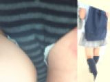 パンチラ盗撮 制服女子 超ミニスカから見える縞パンツを接写 ナプキン付き